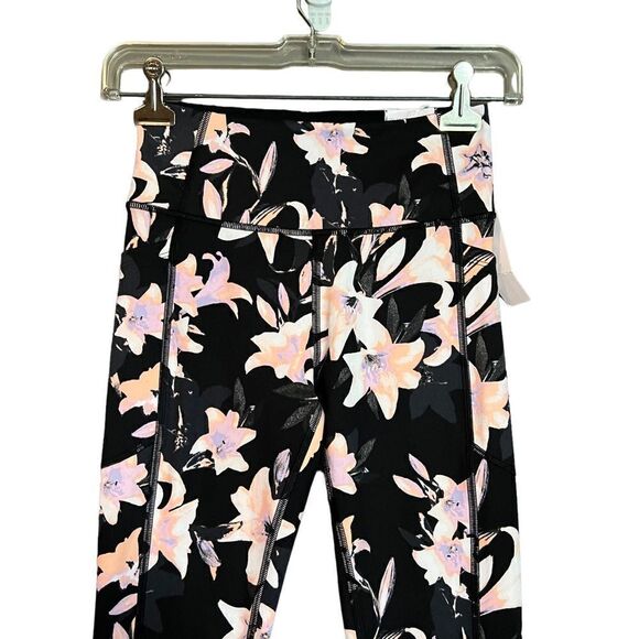 NWT! Victoria’s Secret incredible essential leggings - Picture 2 of 9